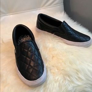 RARE! Great condition VERA BRADLY black slip-ones!